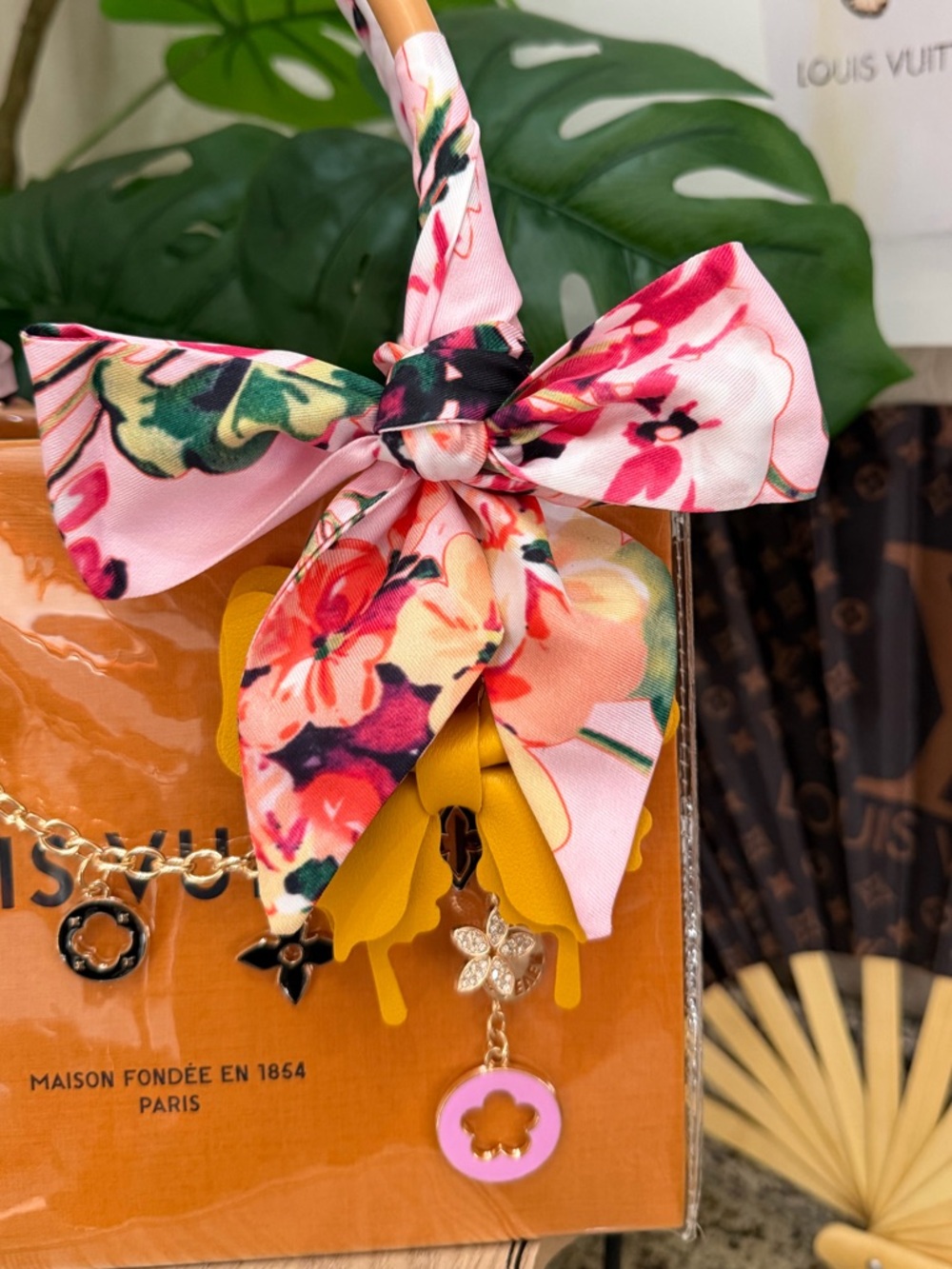💛🩷🖤Louis Vuitton Gift Bag Tote🖤🩷💛 - Picture 3 of 7